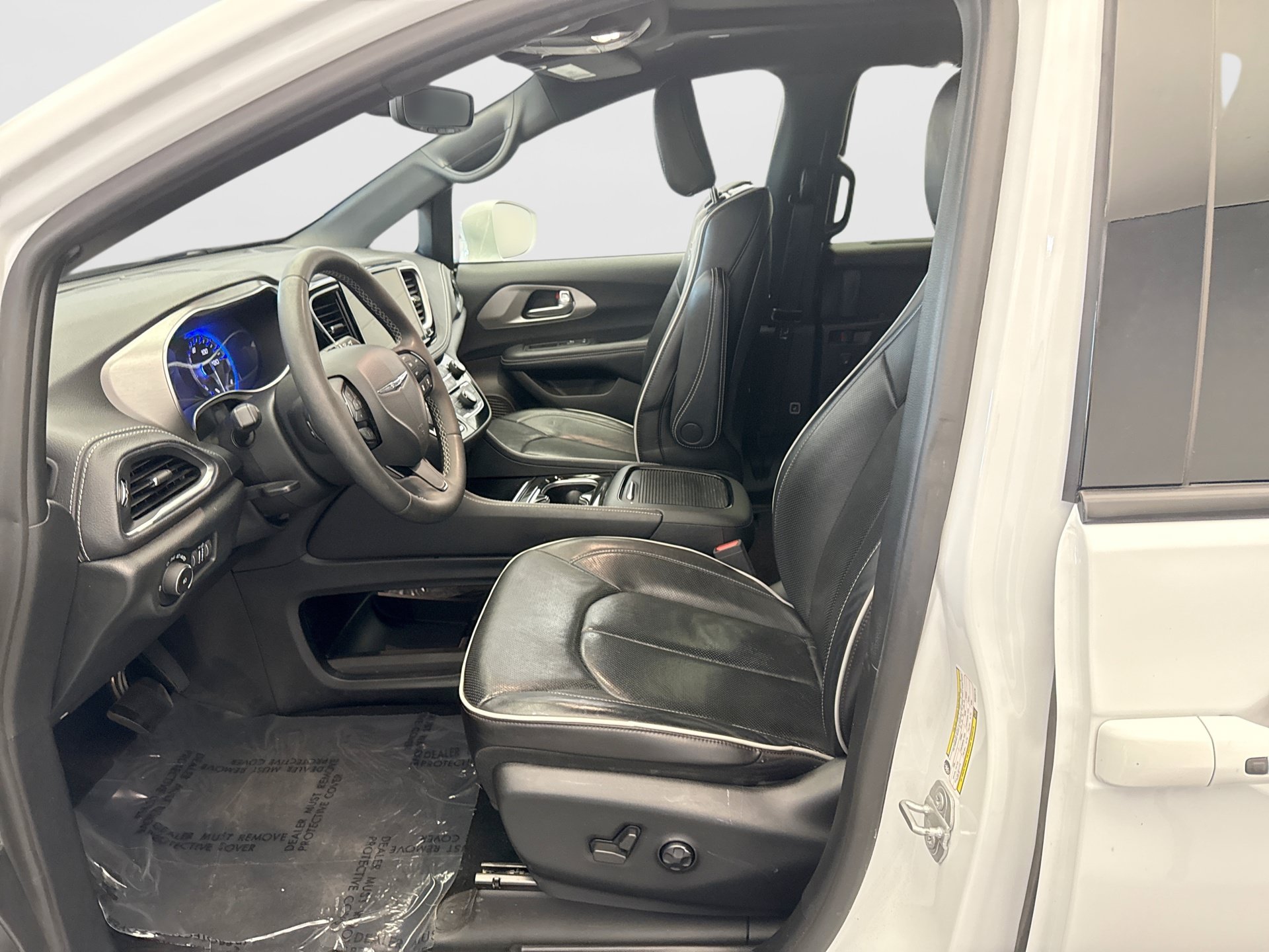Used 2022 Chrysler Pacifica Limited w/ Uconnect Theater Family Group AWD/4WD image 11