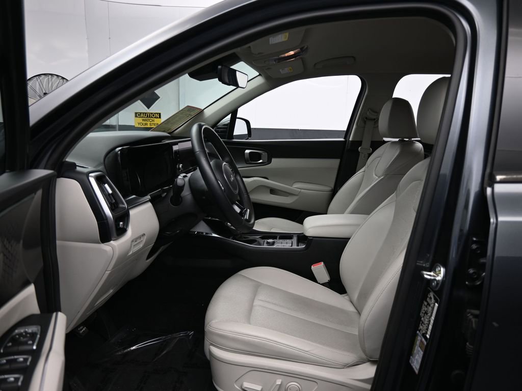 Used 2023 Kia Sorento S image 11
