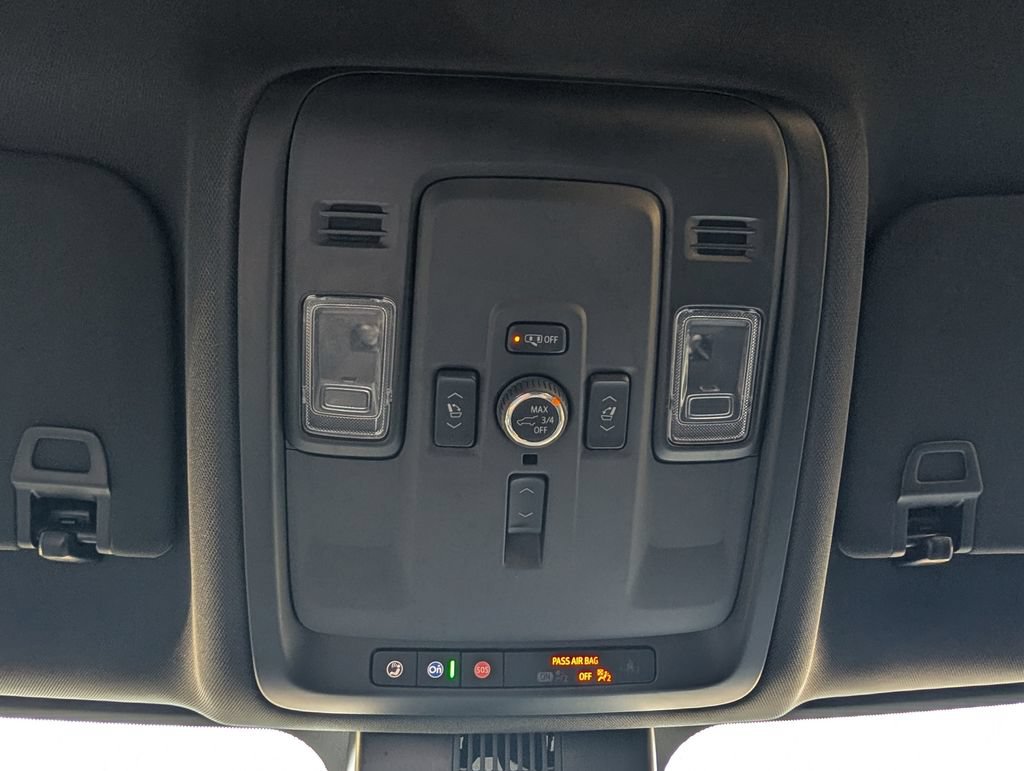 Used 2025 Chevrolet Tahoe High Country AWD/4WD image 12