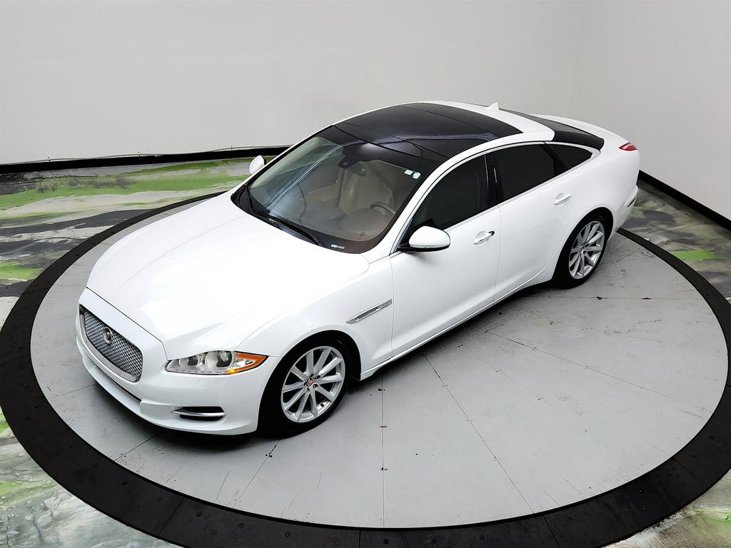 Used 2015 Jaguar XJ image 33