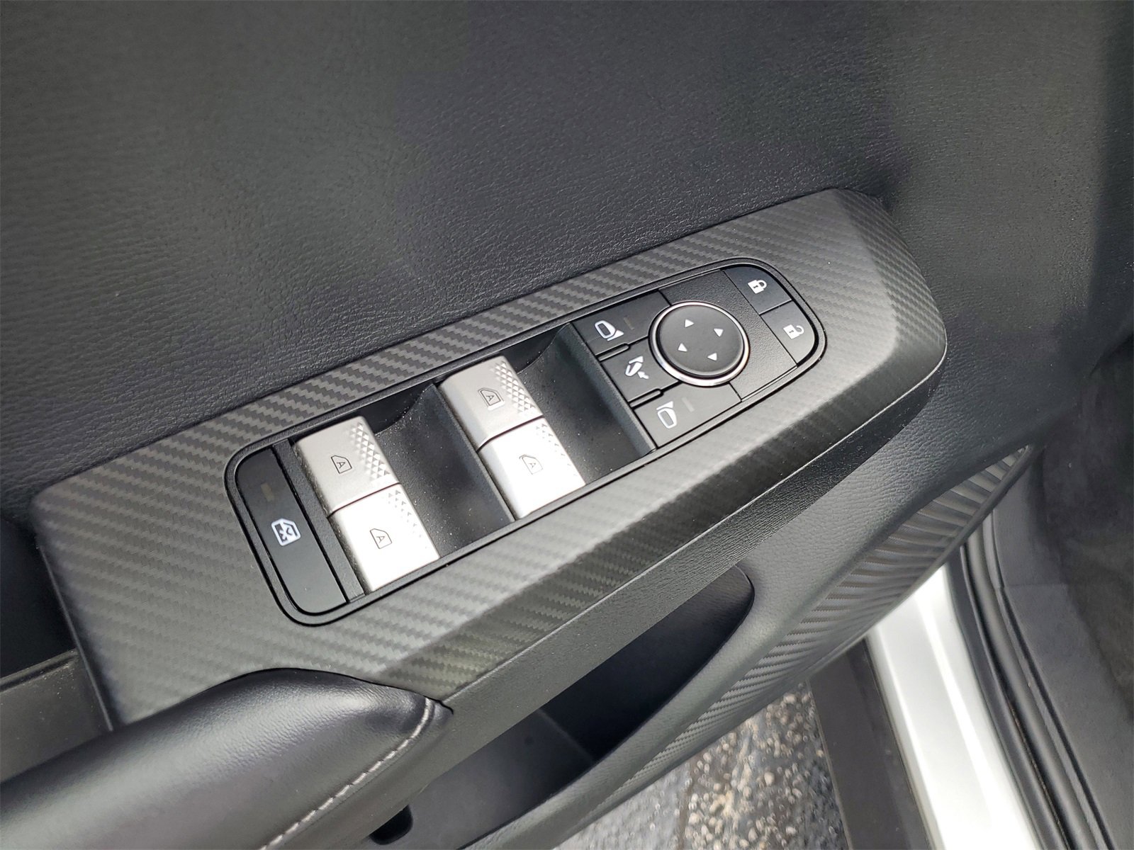 Used 2024 Mitsubishi Outlander SE image 9