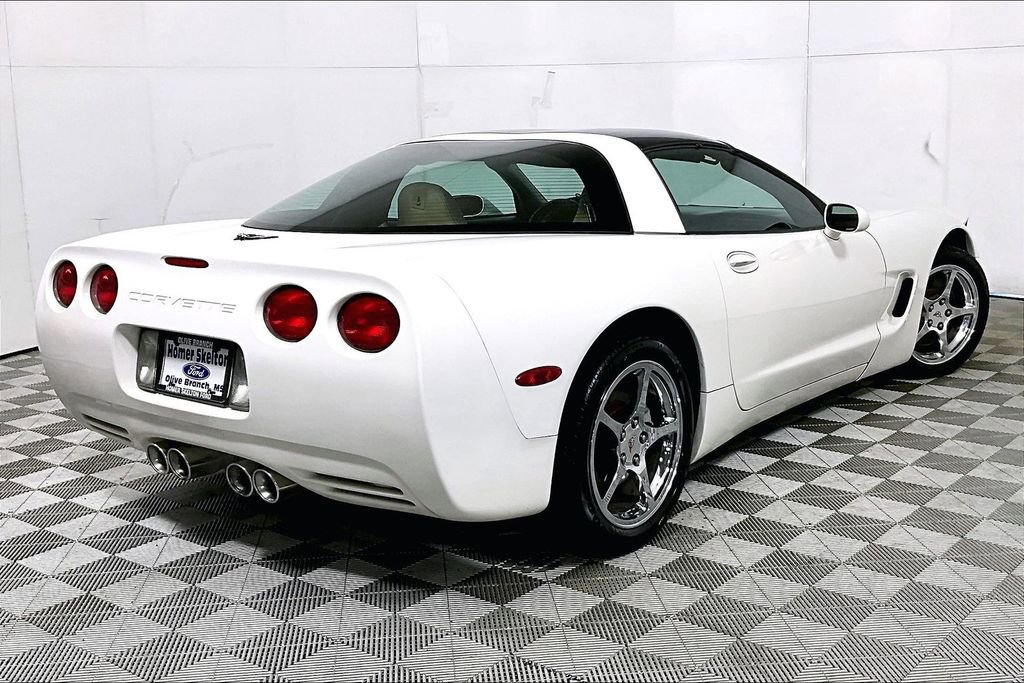 Used 2002 Chevrolet Corvette Coupe w/ Preferred Equipment Group2 image 9