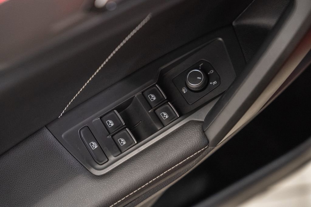 Used 2024 Volkswagen Tiguan SE R-Line image 40