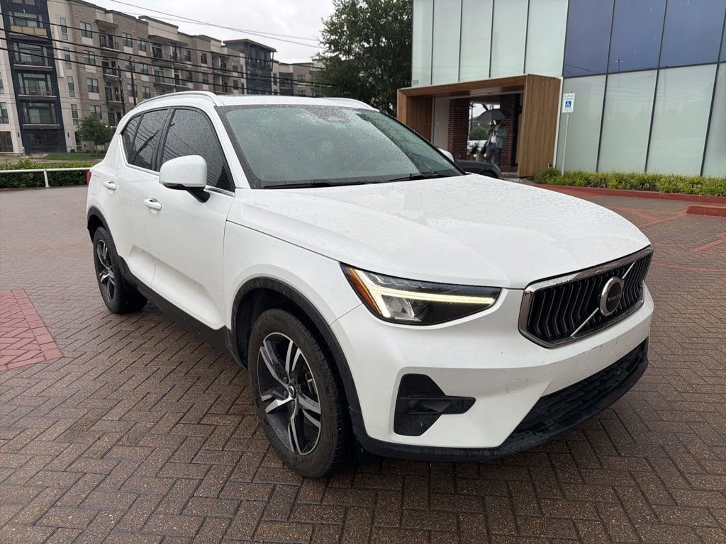 Used 2023 Volvo XC40 B5 Plus w/ Protection Package Premier AWD/4WD image 4