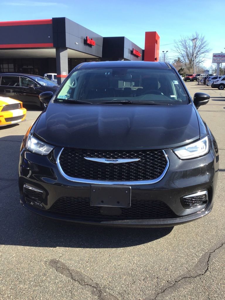 Used 2023 Chrysler Pacifica Touring-L image 2