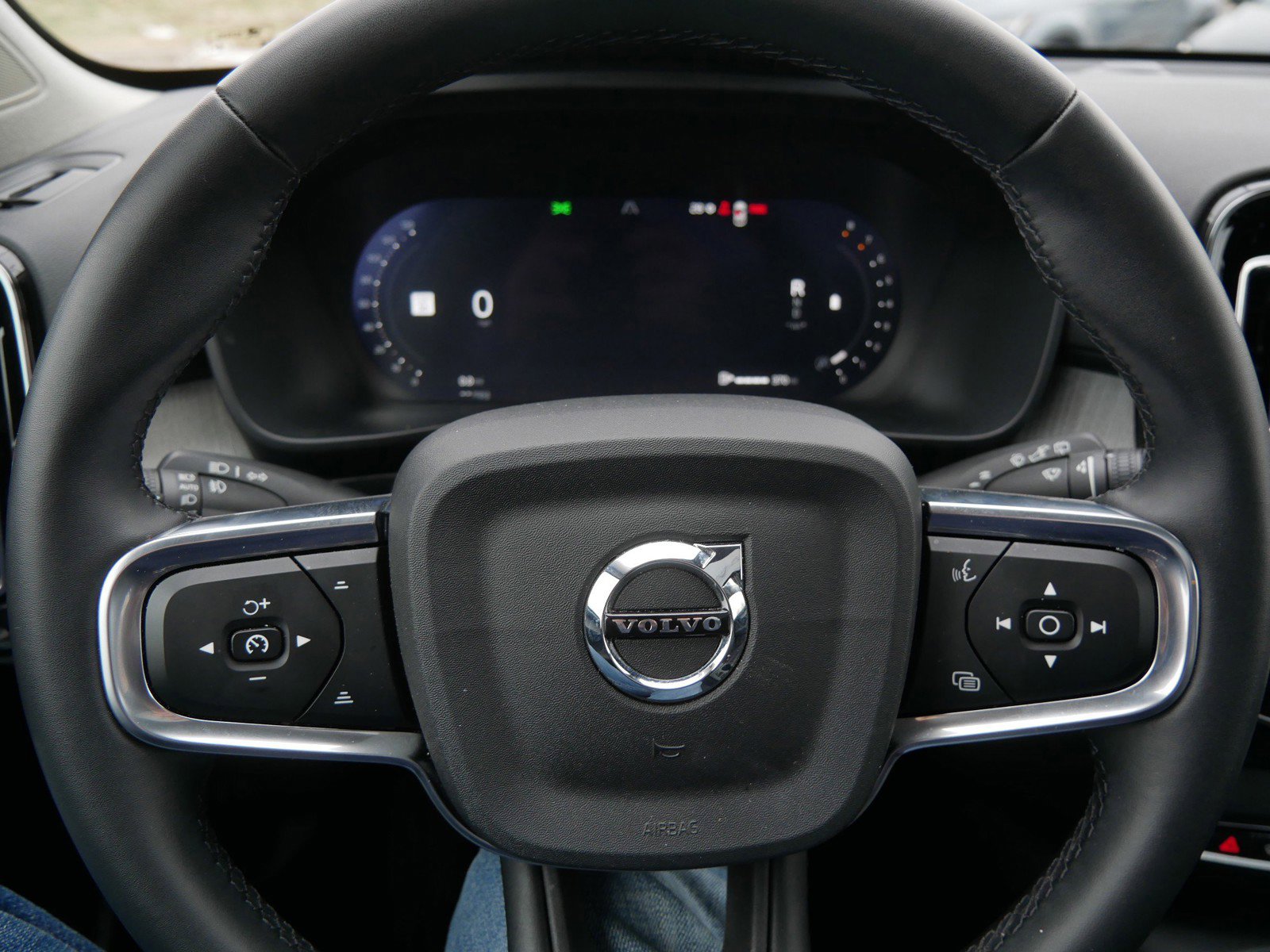 Used 2025 Volvo XC40 B5 Core image 22