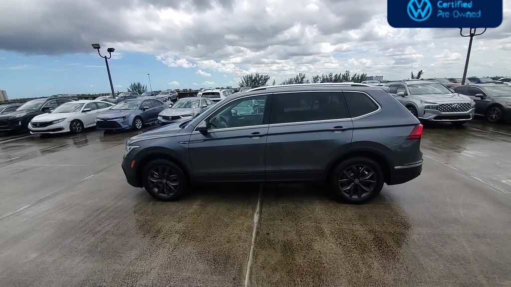 Used 2023 Volkswagen Tiguan SE w/ Panoramic Sunroof Package FWD image 5