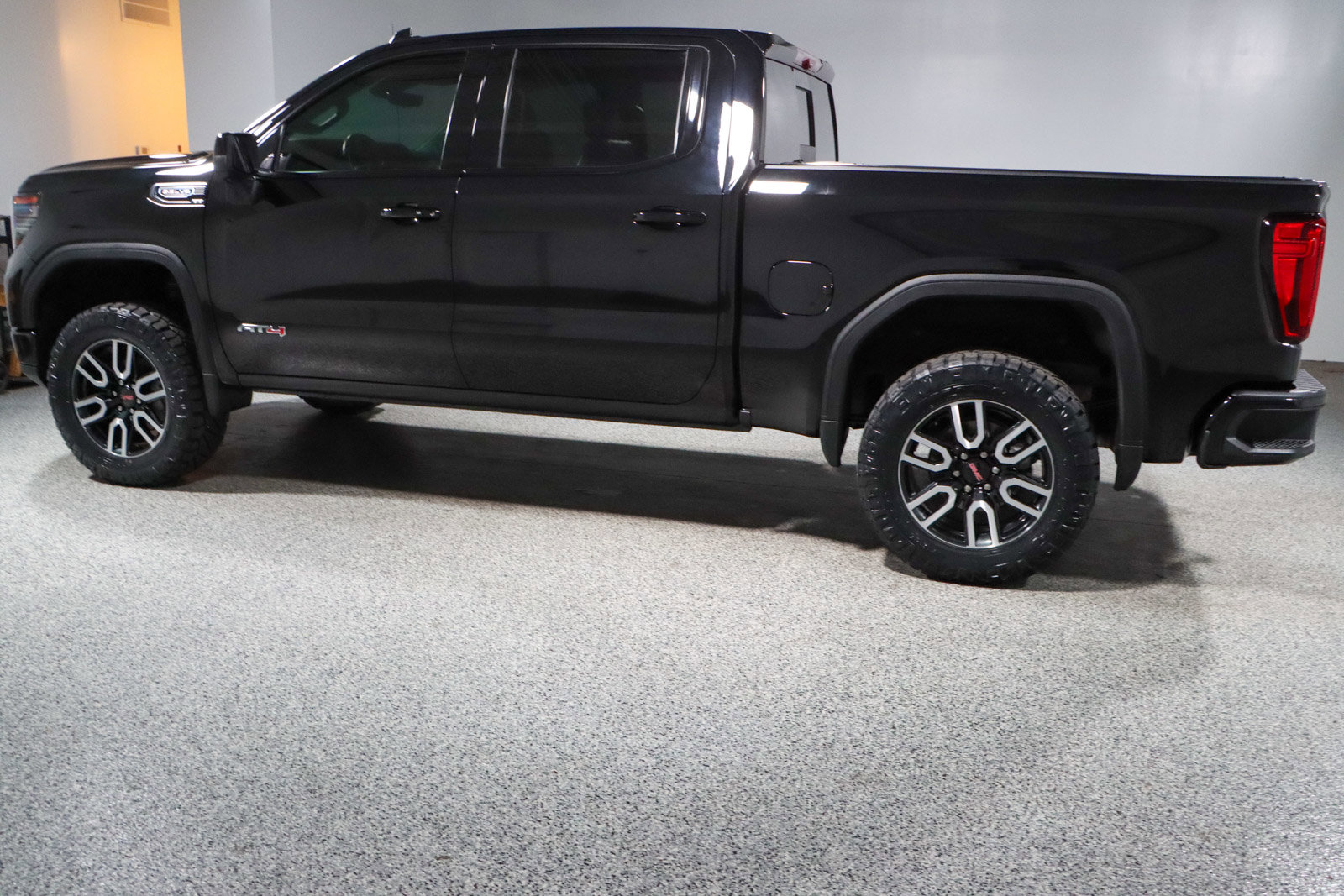 Used 2023 GMC Sierra 1500 AT4 w/ Technology Package image 10