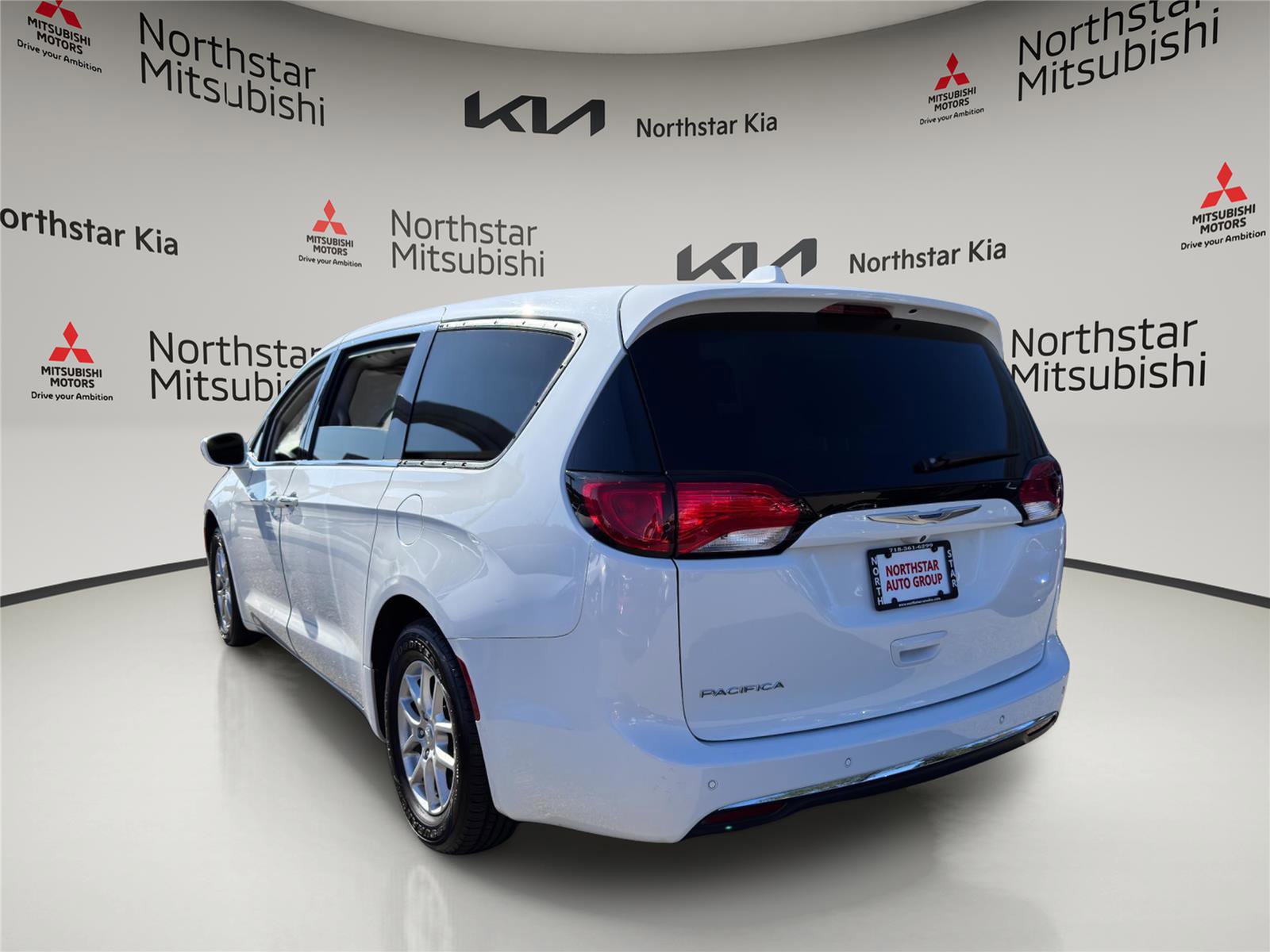 Used 2020 Chrysler Pacifica Touring image 2