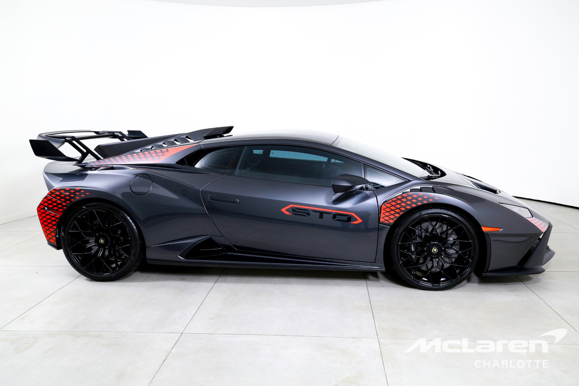 Used 2022 Lamborghini Huracan STO RWD image 9