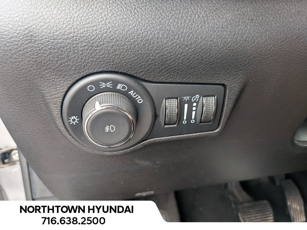 Used 2024 Jeep Compass Latitude image 28