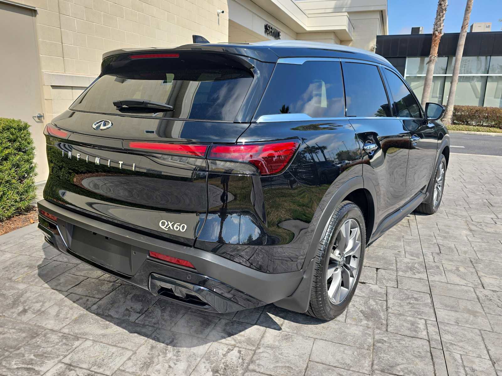 Certified 2025 INFINITI QX60 Luxe FWD image 3