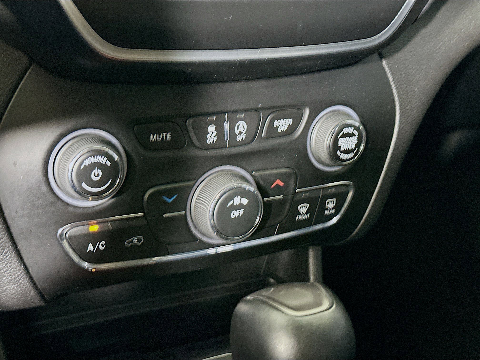 Used 2019 Jeep Cherokee Latitude Plus FWD image 22
