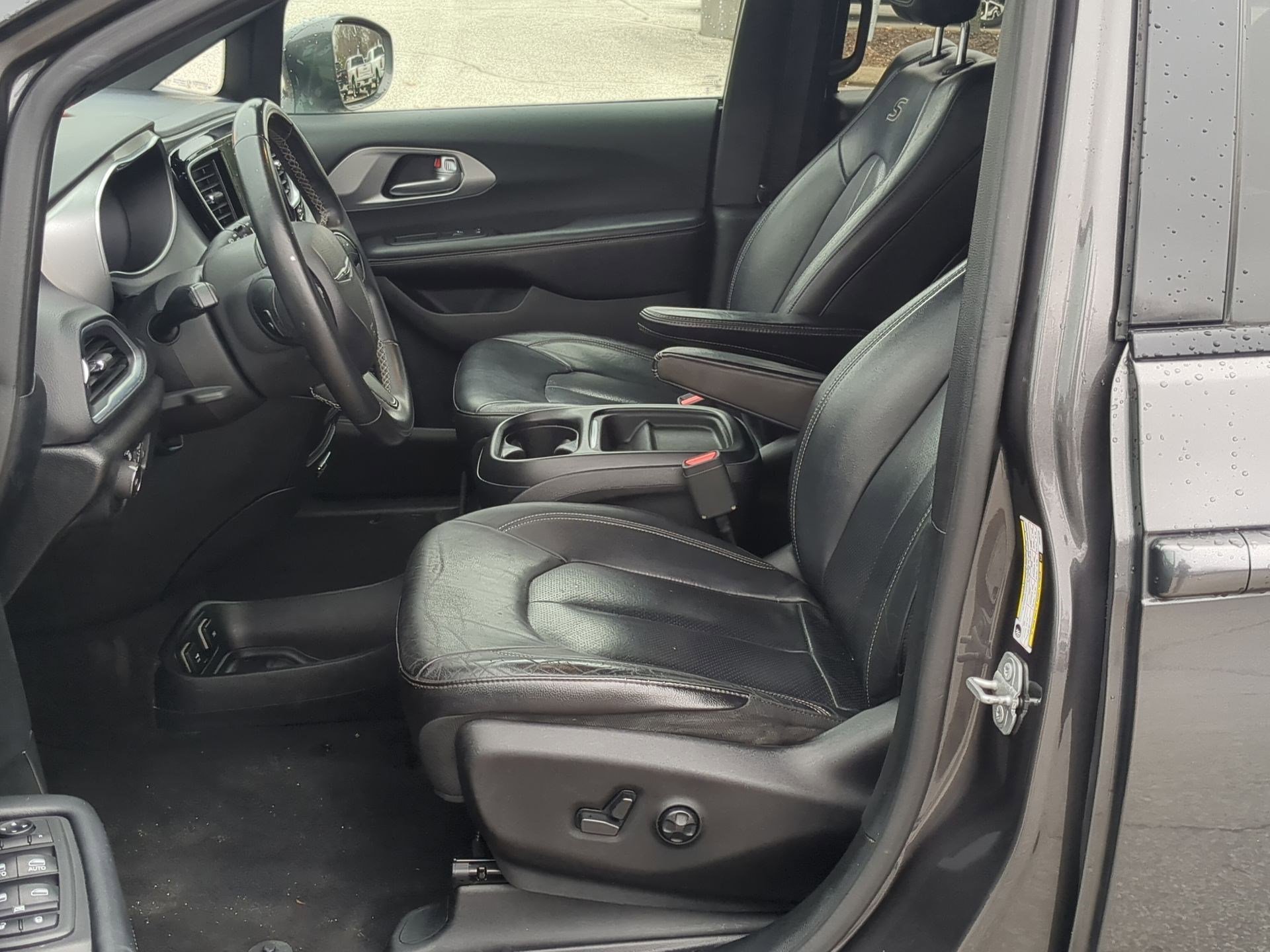 Used 2018 Chrysler Pacifica Touring-L w/ S Appearance Package image 11