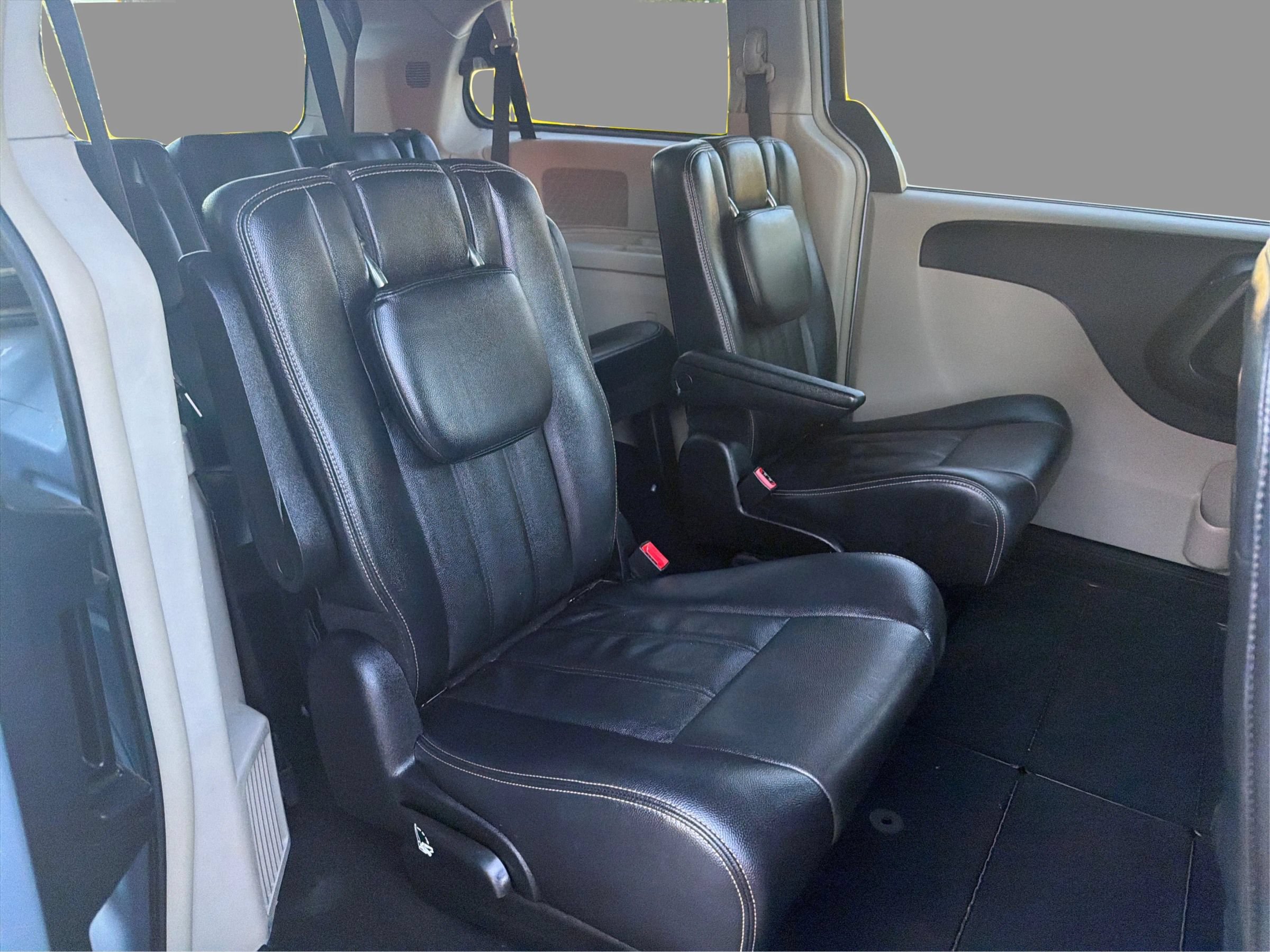 Used 2013 Chrysler Town & Country Touring FWD image 27