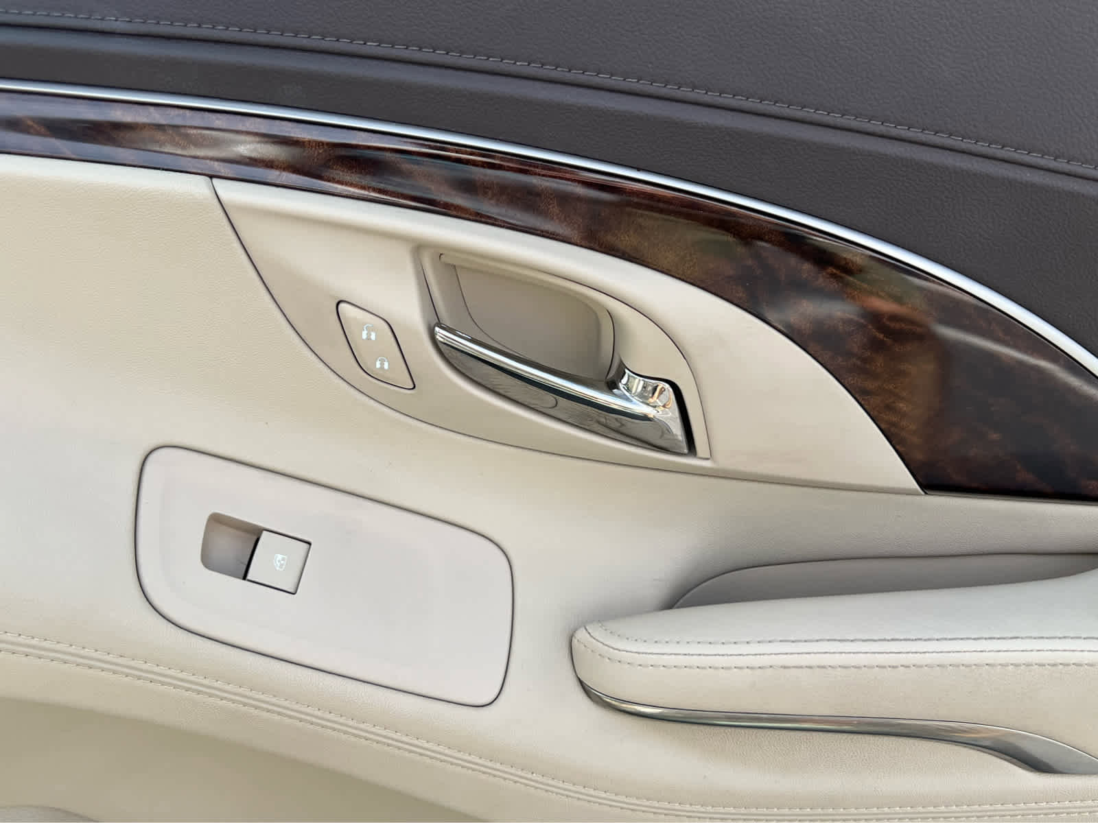 Used 2014 Buick LaCrosse Leather w/ Driver Confidence Package FWD image 11