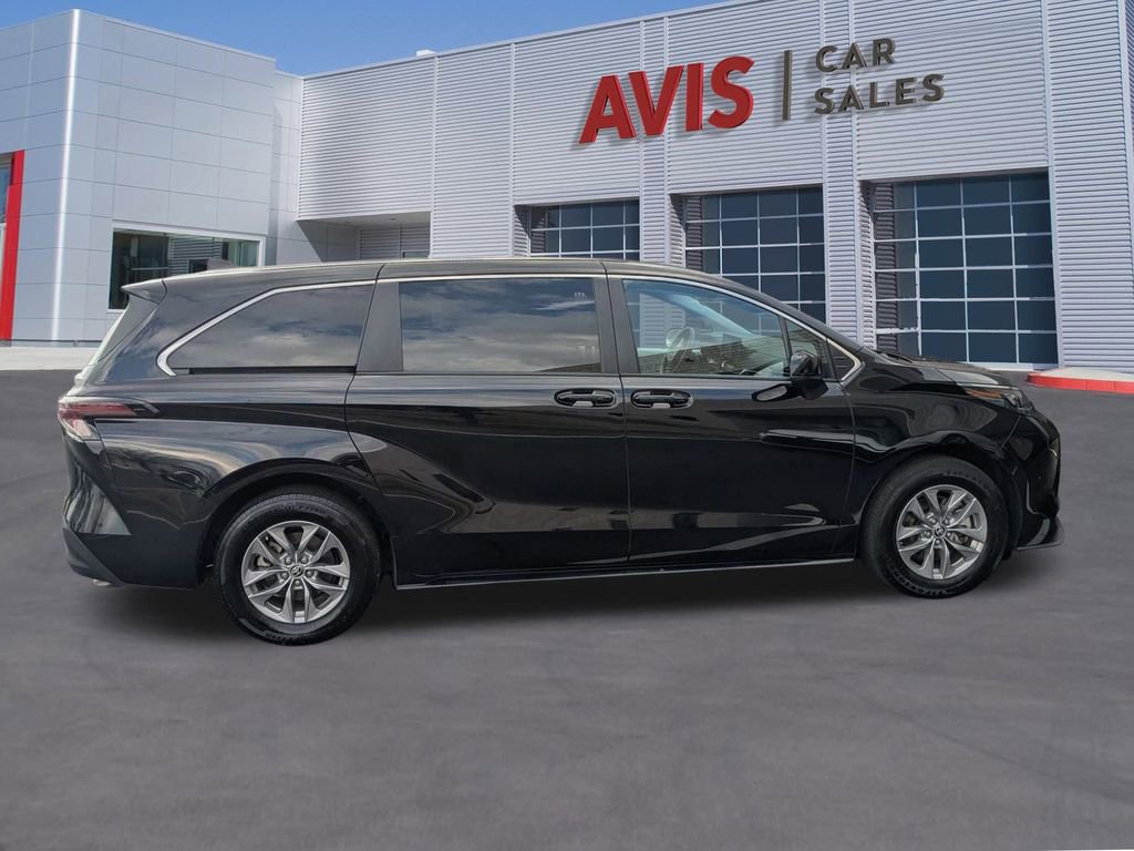 Used 2025 Toyota Sienna LE image 5