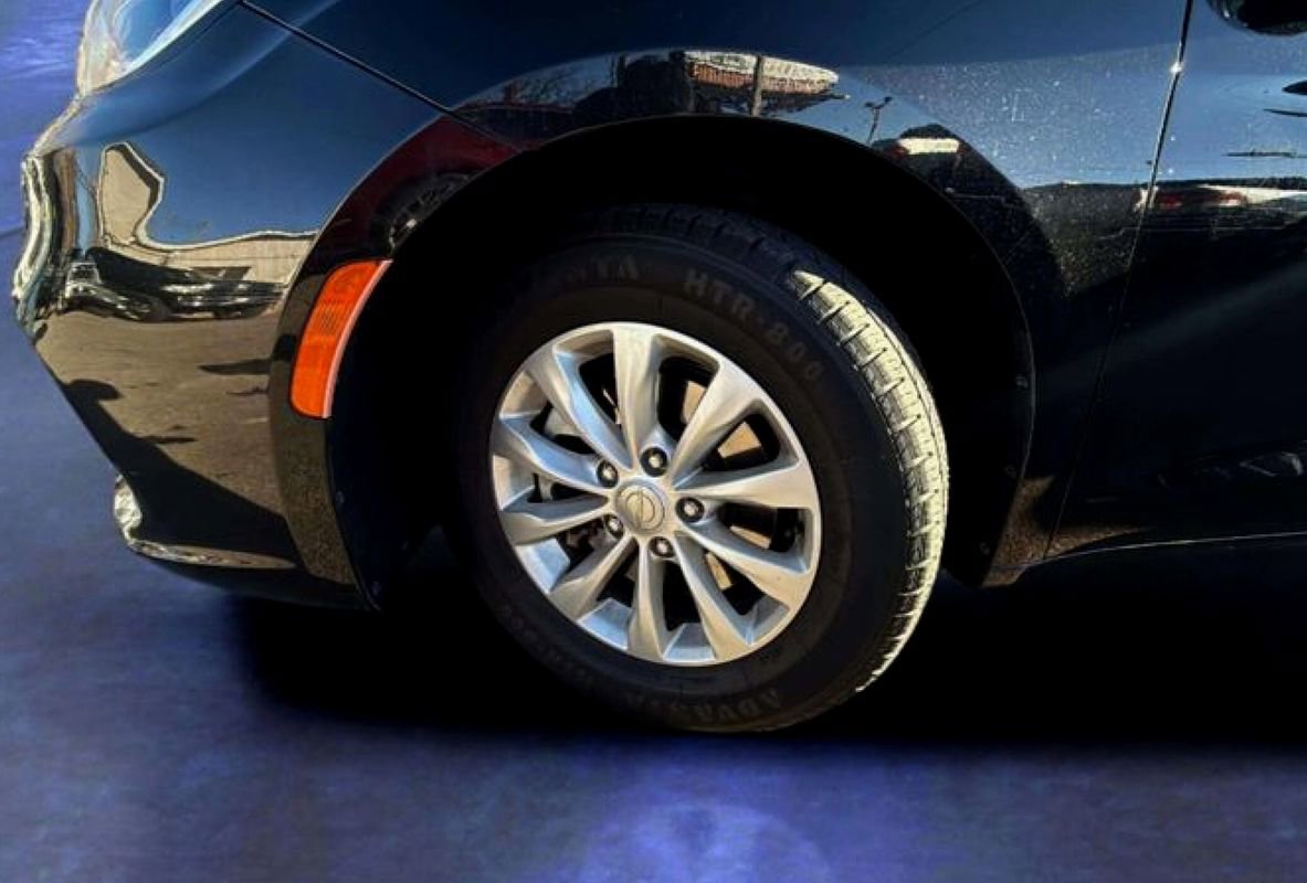 Used 2021 Chrysler Pacifica Touring-L image 21