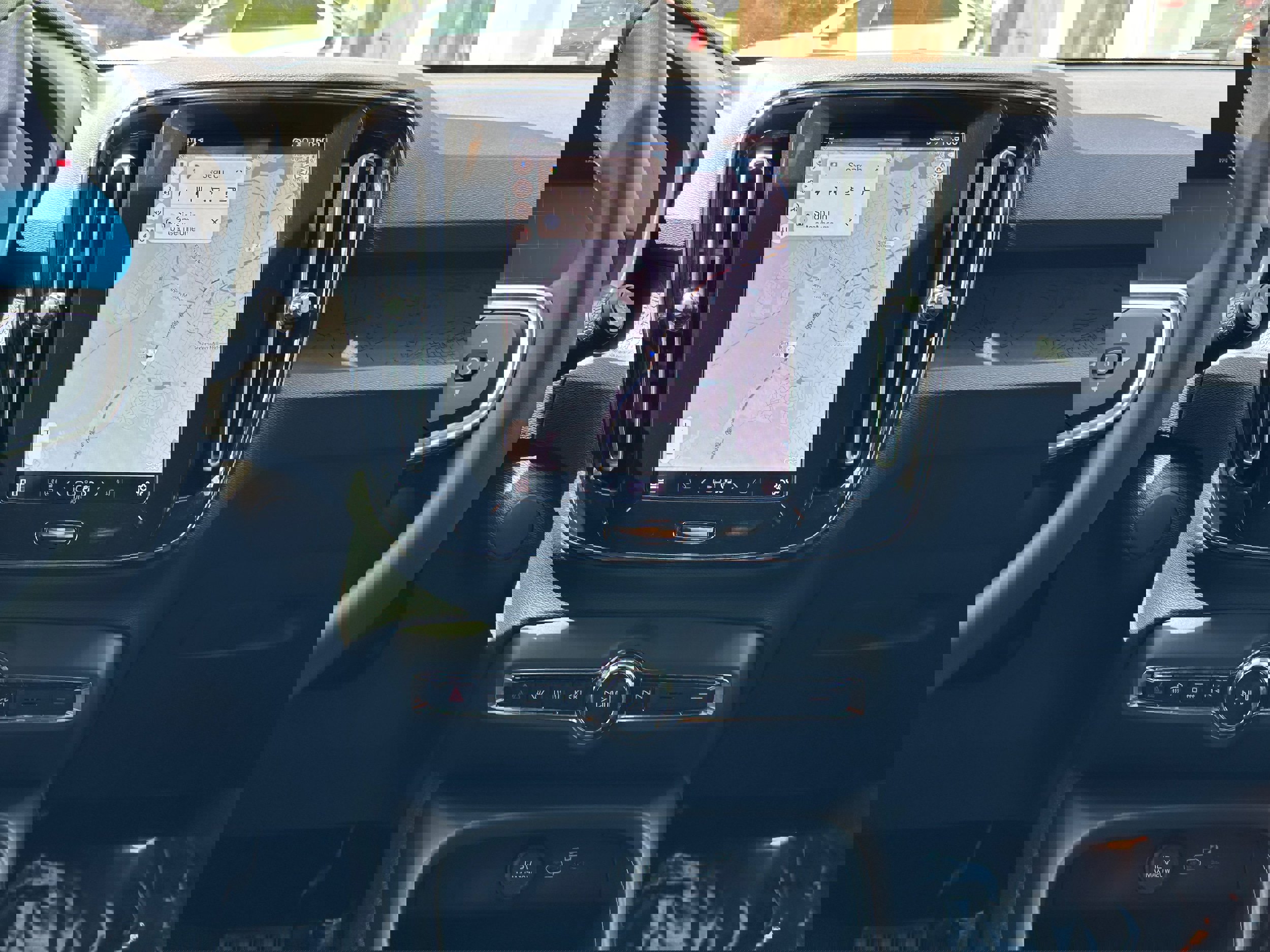 Used 2025 Volvo EX40 Core image 17