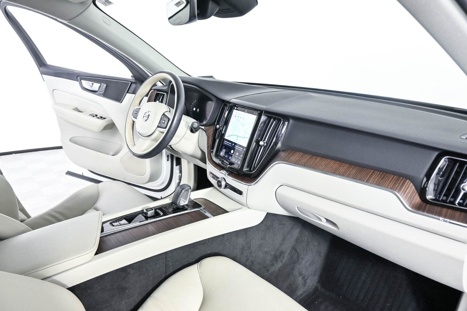 Certified 2022 Volvo XC60 B5 Momentum w/ Protection Package AWD/4WD image 21