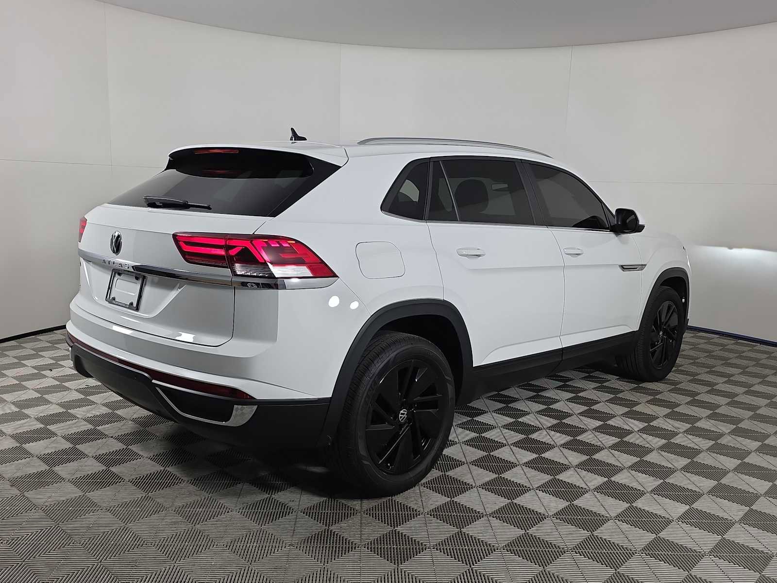 Used 2023 Volkswagen Atlas Cross Sport SE w/ Panoramic Sunroof Package image 8