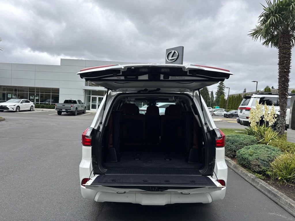 Used 2017 Lexus LX 570 4WD w/ Luxury Package image 16