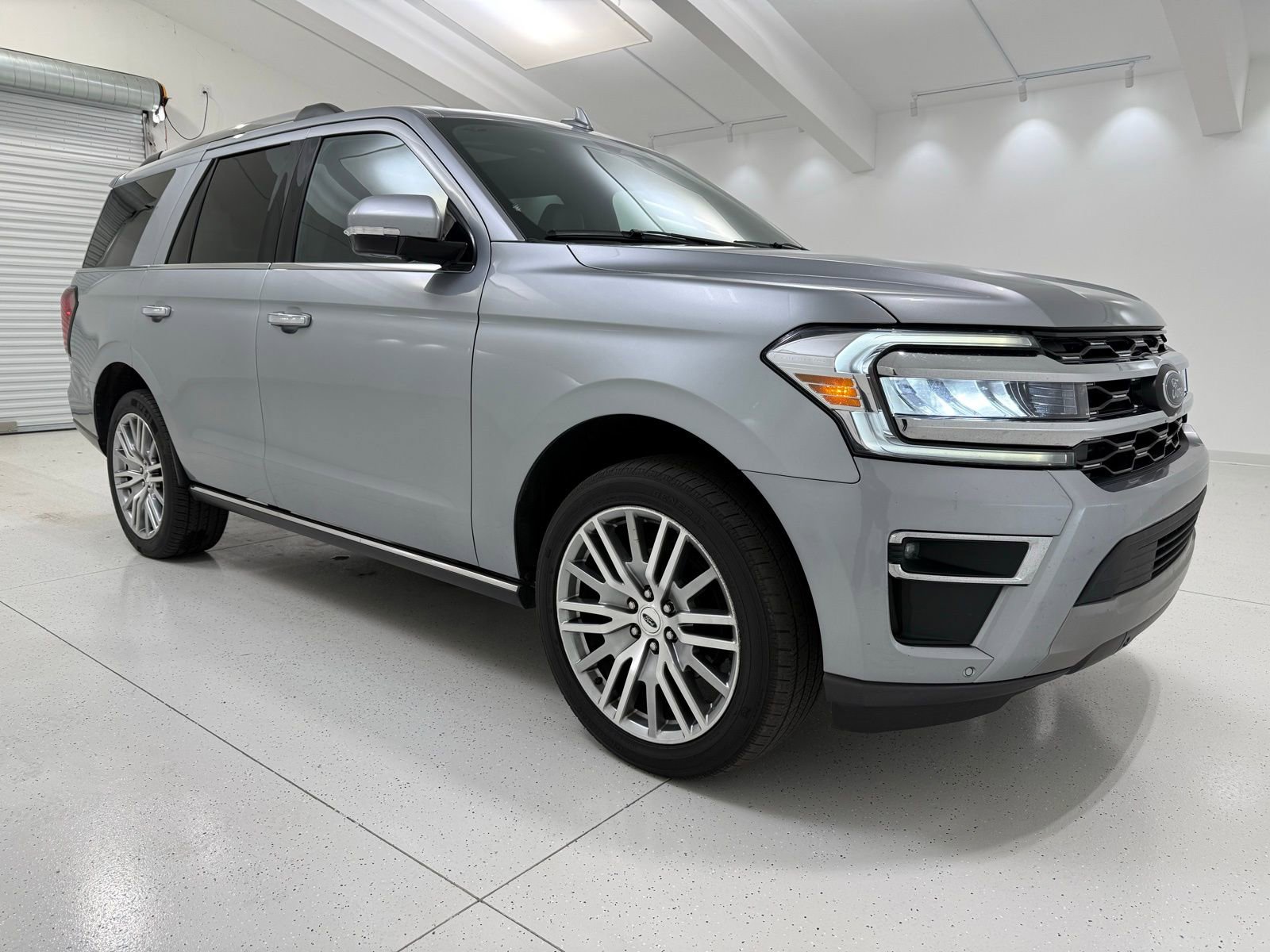 Used 2024 Ford Expedition Limited image 1