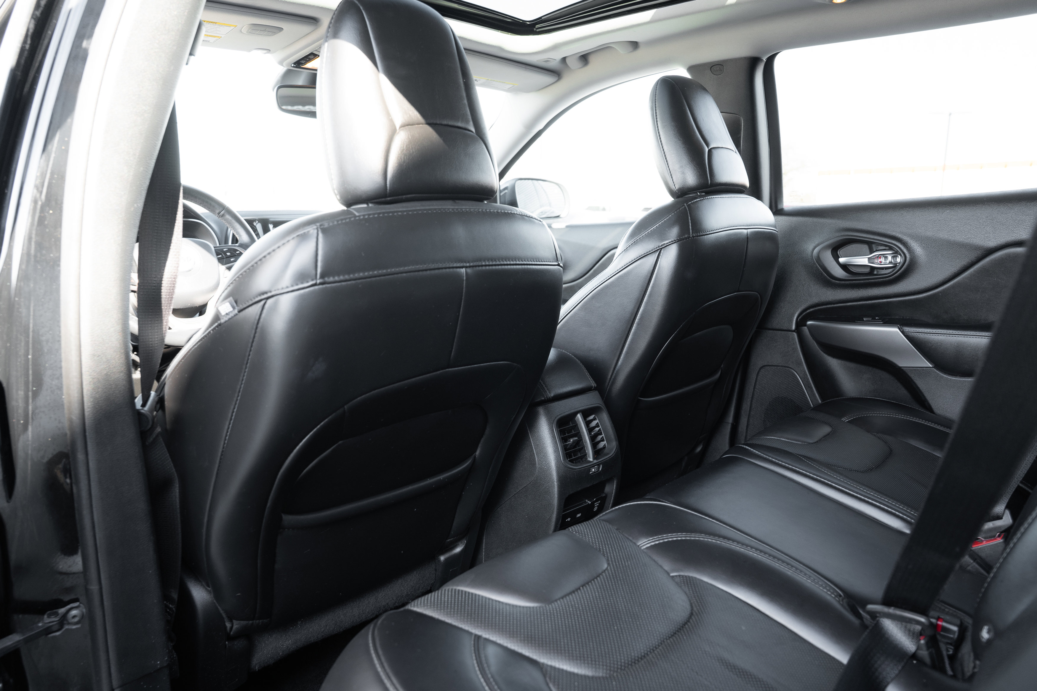 Used 2019 Jeep Cherokee Limited image 24