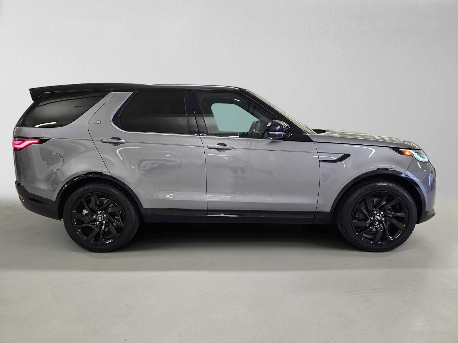 Used 2025 Land Rover Discovery Dynamic SE AWD/4WD image 6