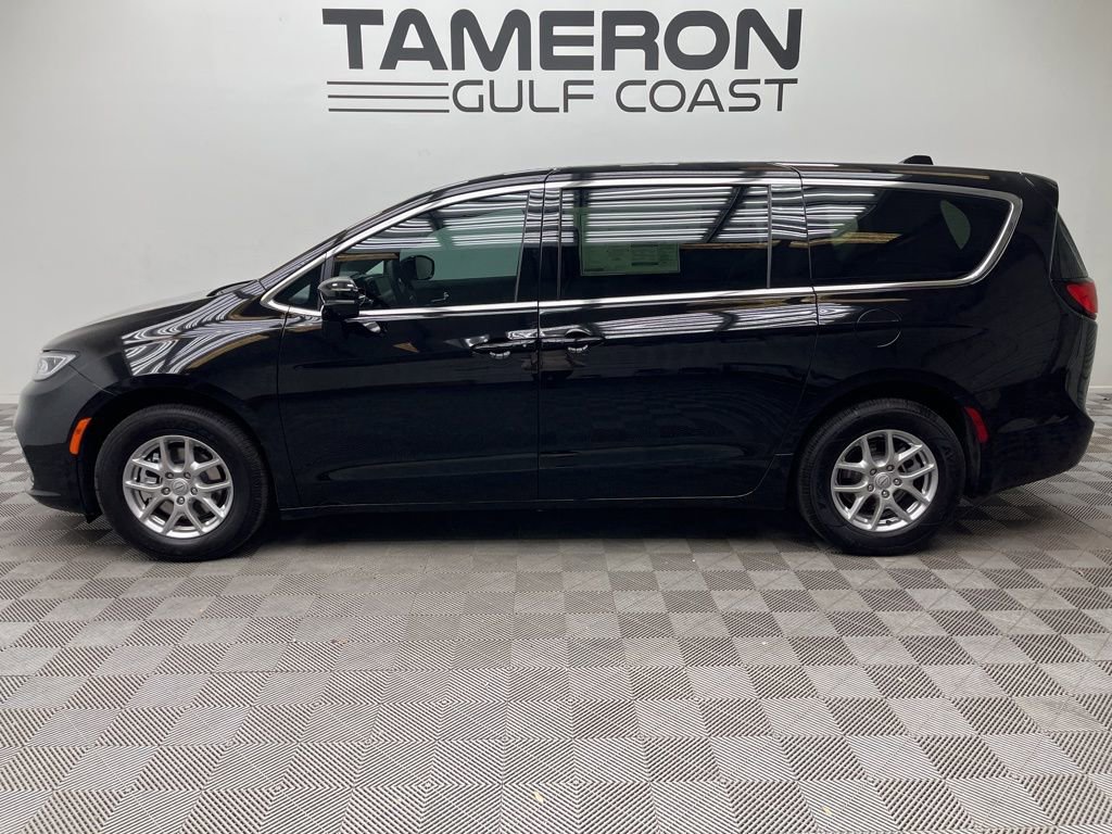 New 2026 Chrysler Pacifica Select image 2