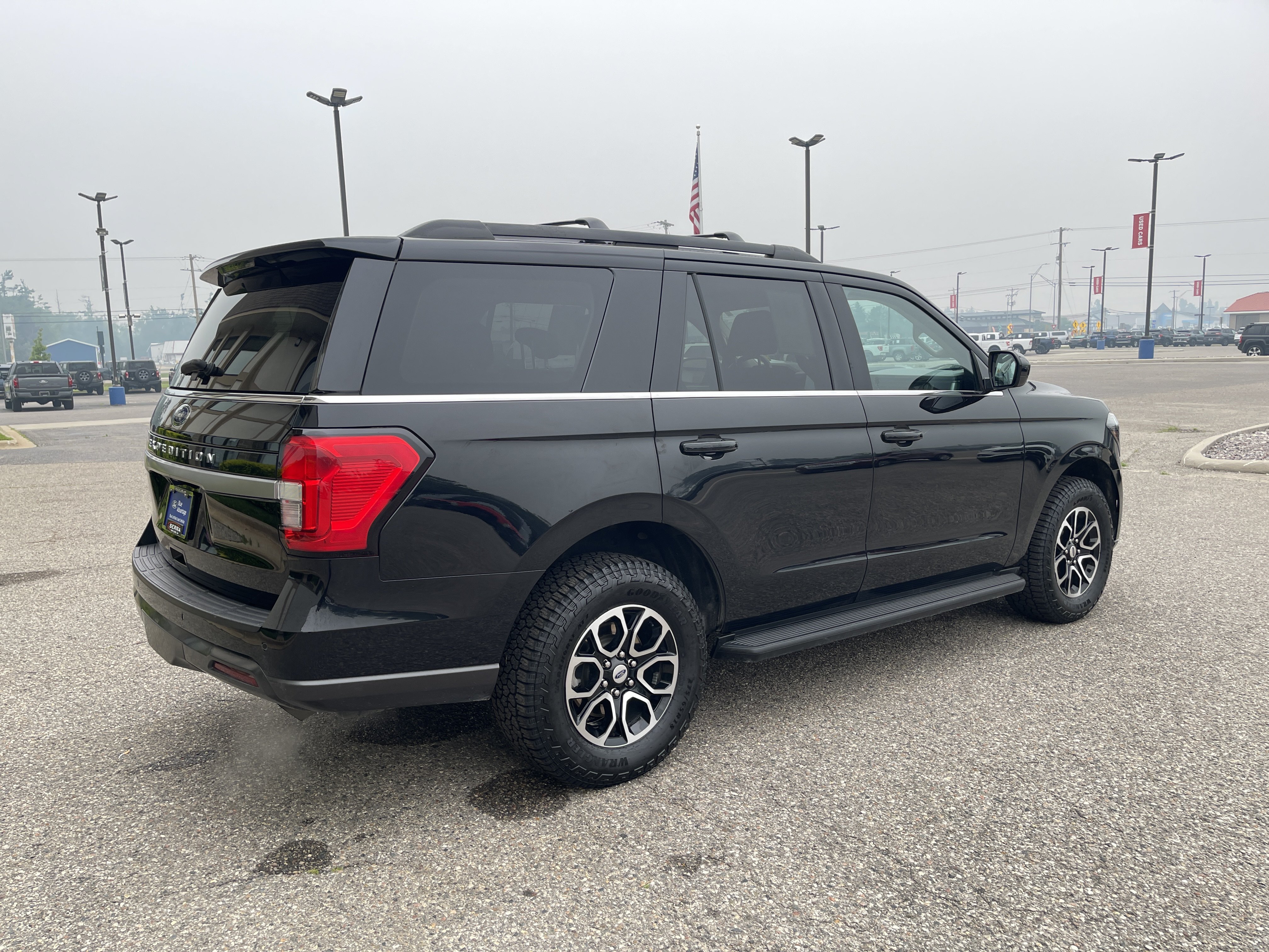 Used 2023 Ford Expedition XL AWD/4WD image 3