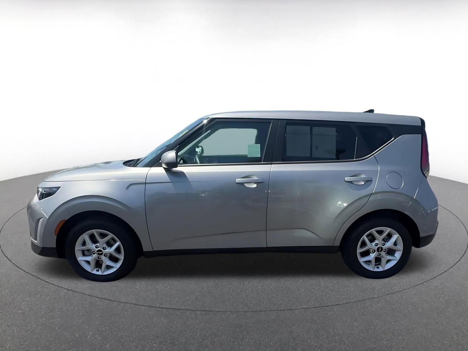 Used 2025 Kia Soul LX w/ LX Technology Package FWD image 9
