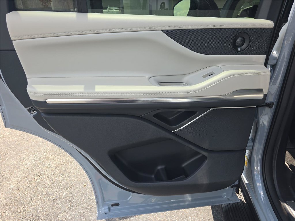 New 2026 Lincoln Navigator Premiere AWD/4WD image 11