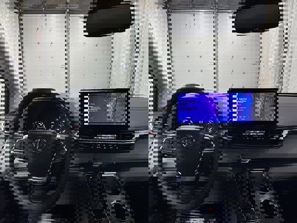 Used 2025 Toyota Sienna XLE image 16