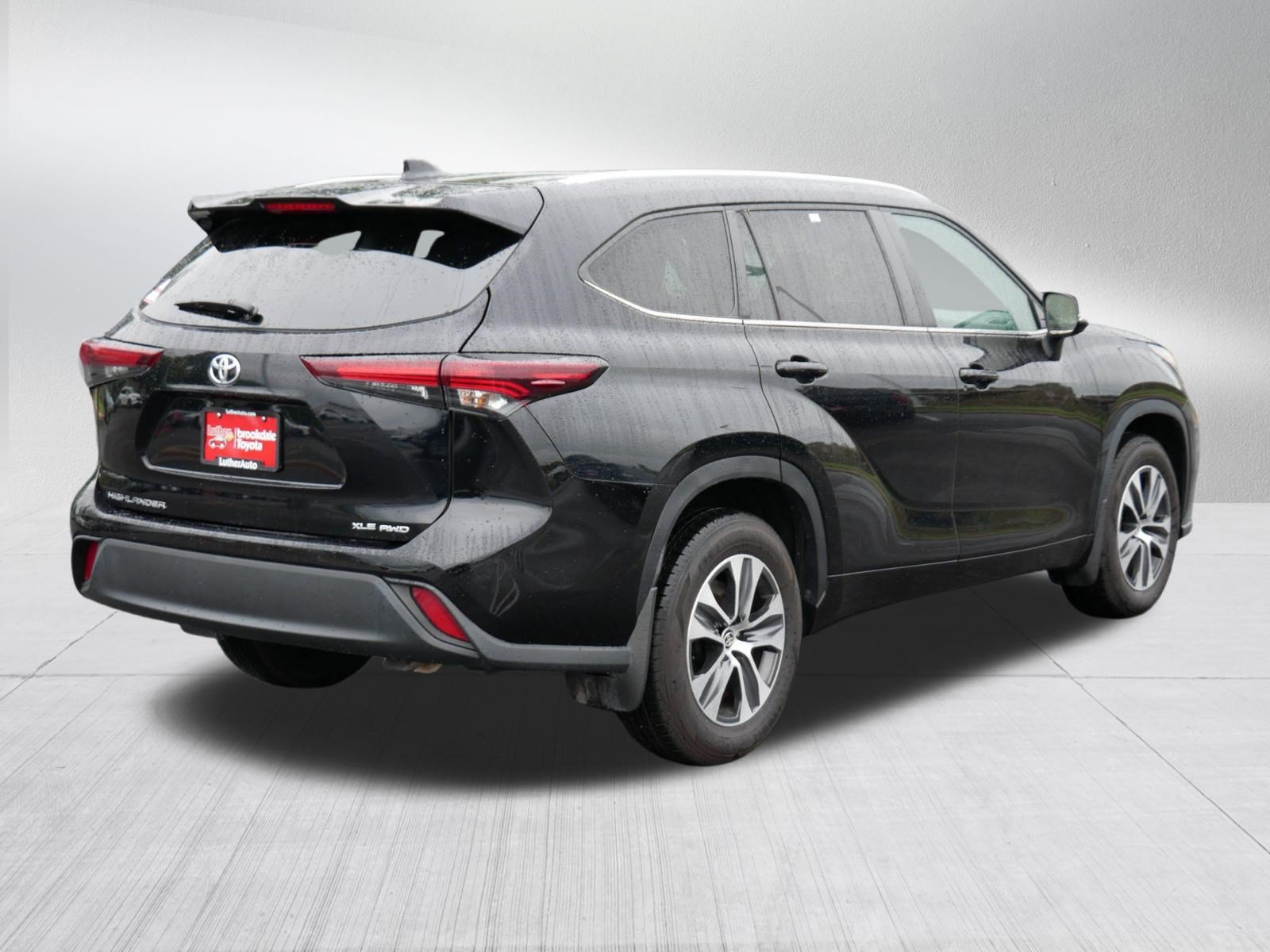 Used 2024 Toyota Highlander XLE AWD/4WD image 7