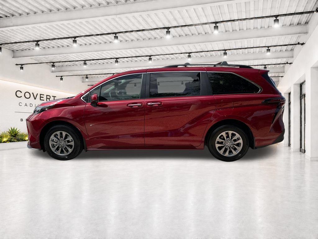 Used 2025 Toyota Sienna XLE FWD image 9