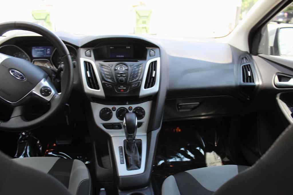 Used 2014 Ford Focus SE w/ SE Sport Package FWD image 25