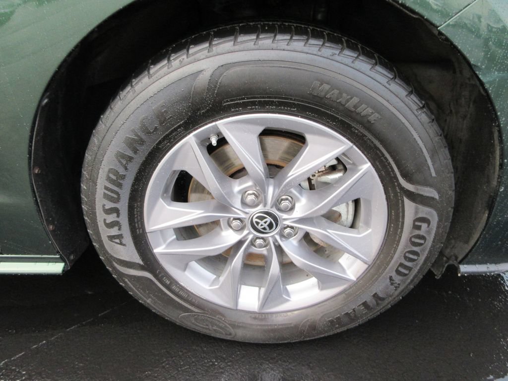 Used 2022 Toyota Sienna XLE AWD/4WD image 9
