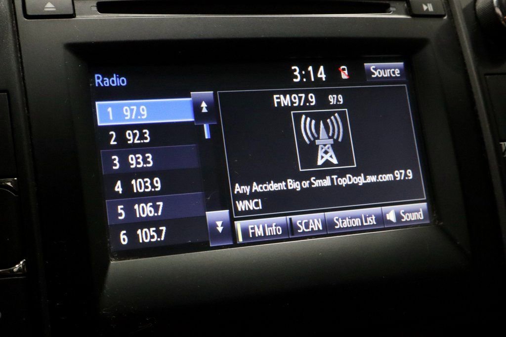 Used 2015 Toyota Camry SE image 3