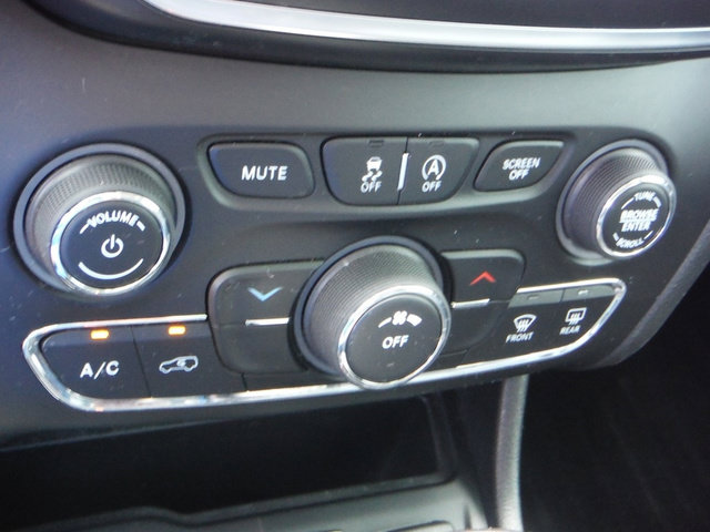 Used 2019 Jeep Cherokee Latitude Plus w/ Cold Weather Group AWD/4WD image 23