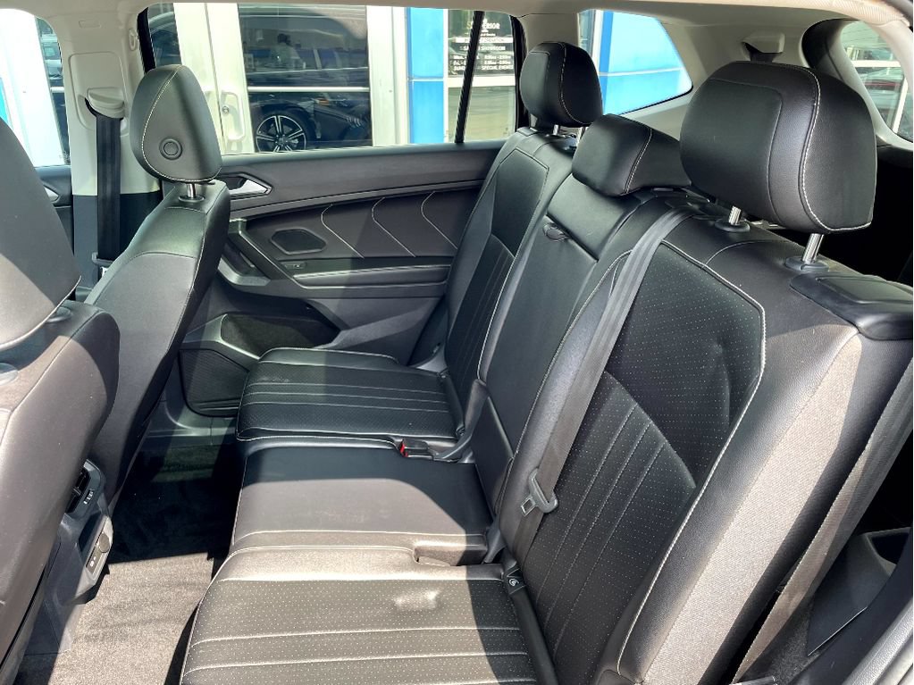Used 2024 Volkswagen Tiguan SE w/ Panoramic Sunroof Package FWD image 9