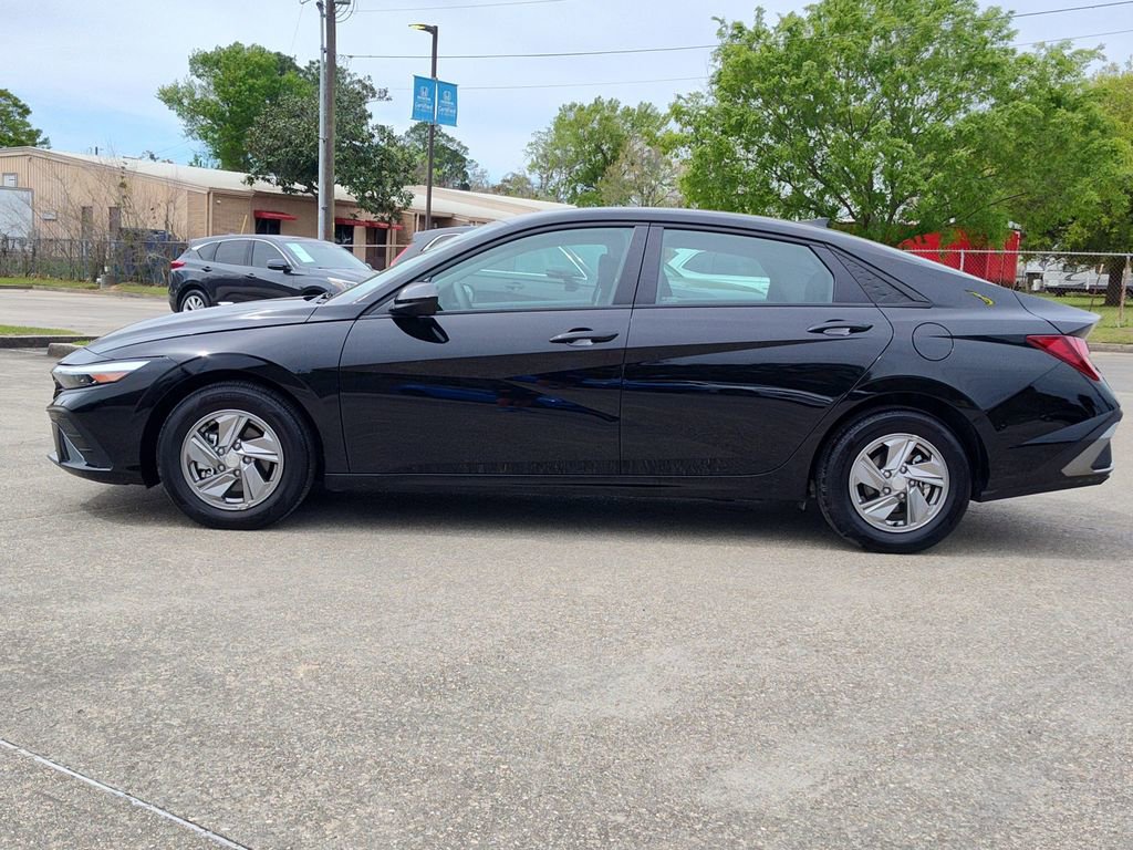 Used 2025 Hyundai Elantra SE image 4