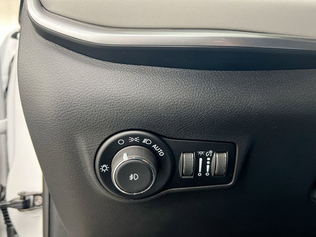 New 2026 Jeep Compass Limited image 18