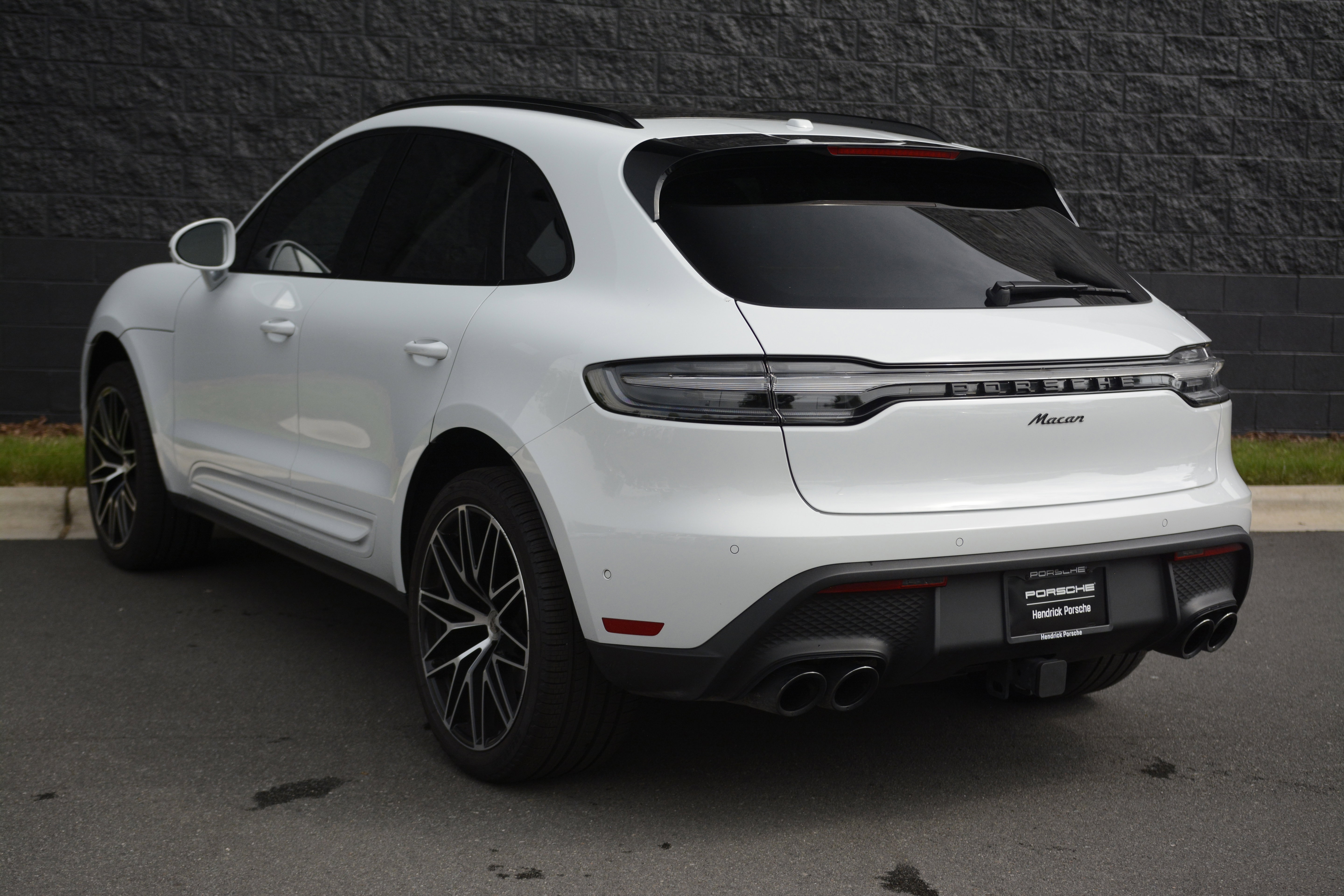 Certified 2026 Porsche Macan AWD/4WD image 3