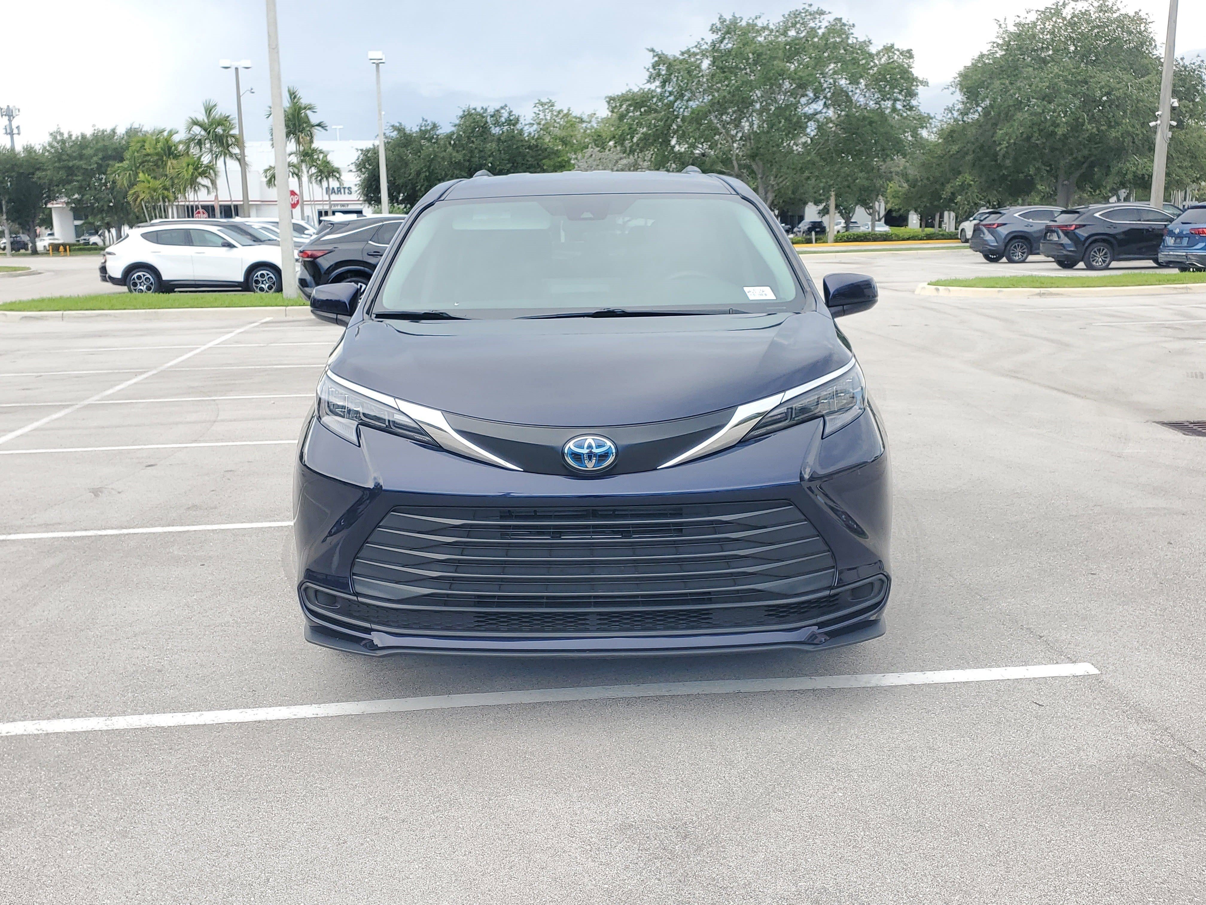Used 2024 Toyota Sienna LE AWD/4WD image 8