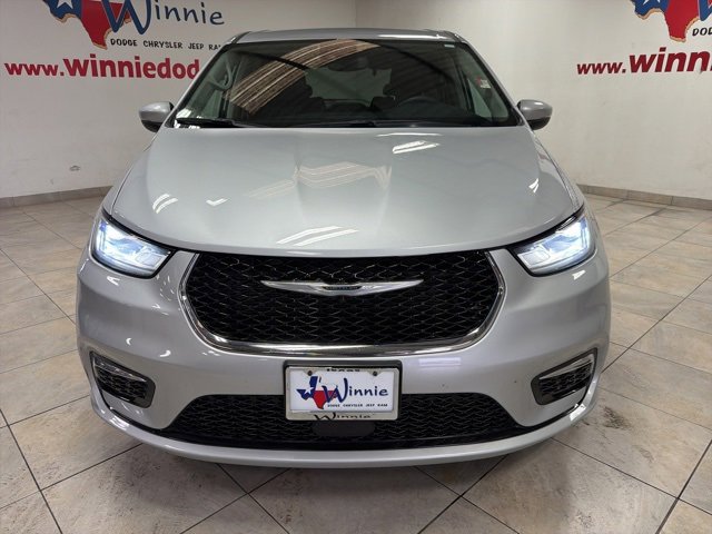 Used 2023 Chrysler Pacifica Touring-L image 8