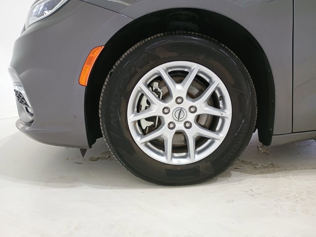 Used 2023 Chrysler Pacifica Touring-L image 8