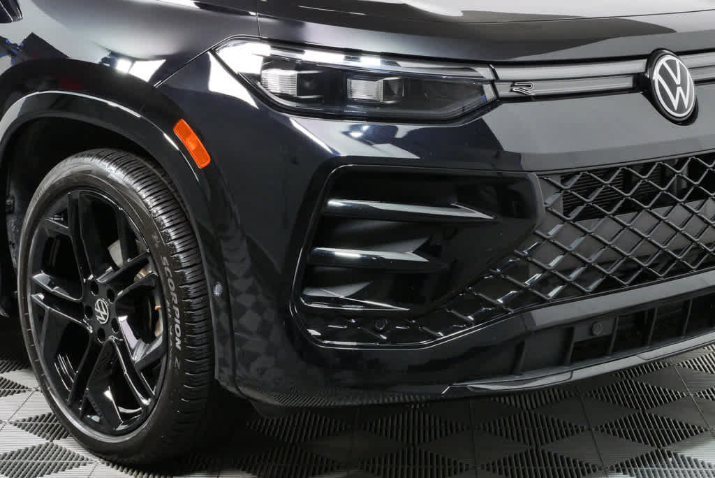 Certified 2025 Volkswagen Tiguan SE R-Line FWD image 39