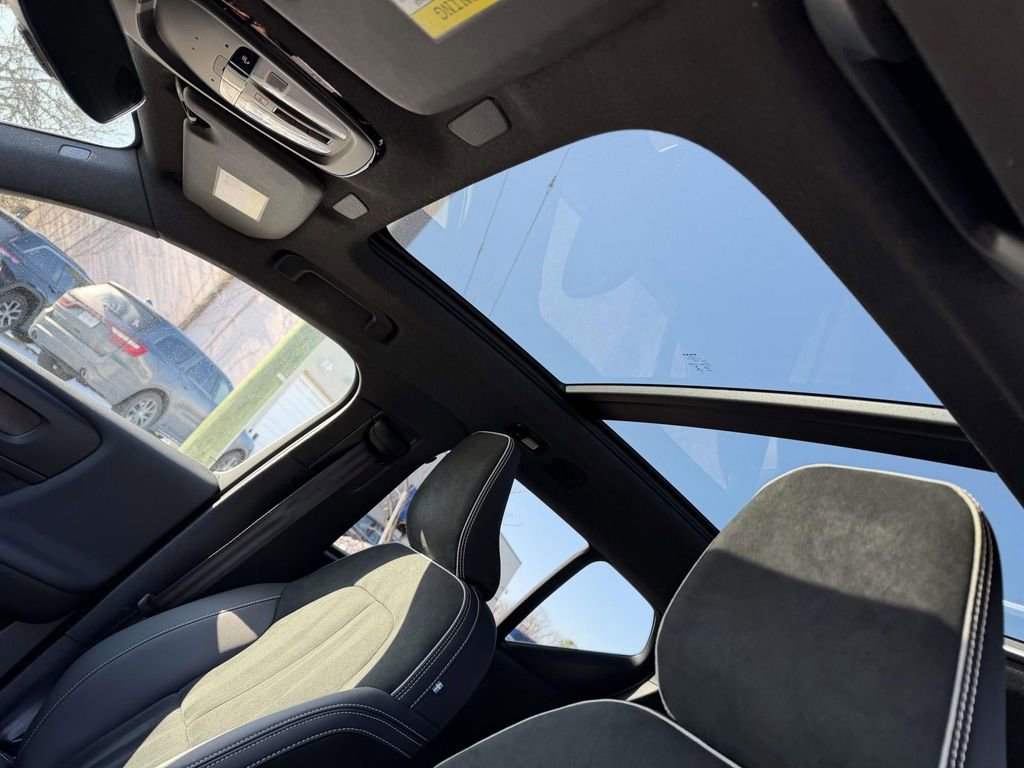 Used 2023 Volvo XC40 Recharge Plus image 18