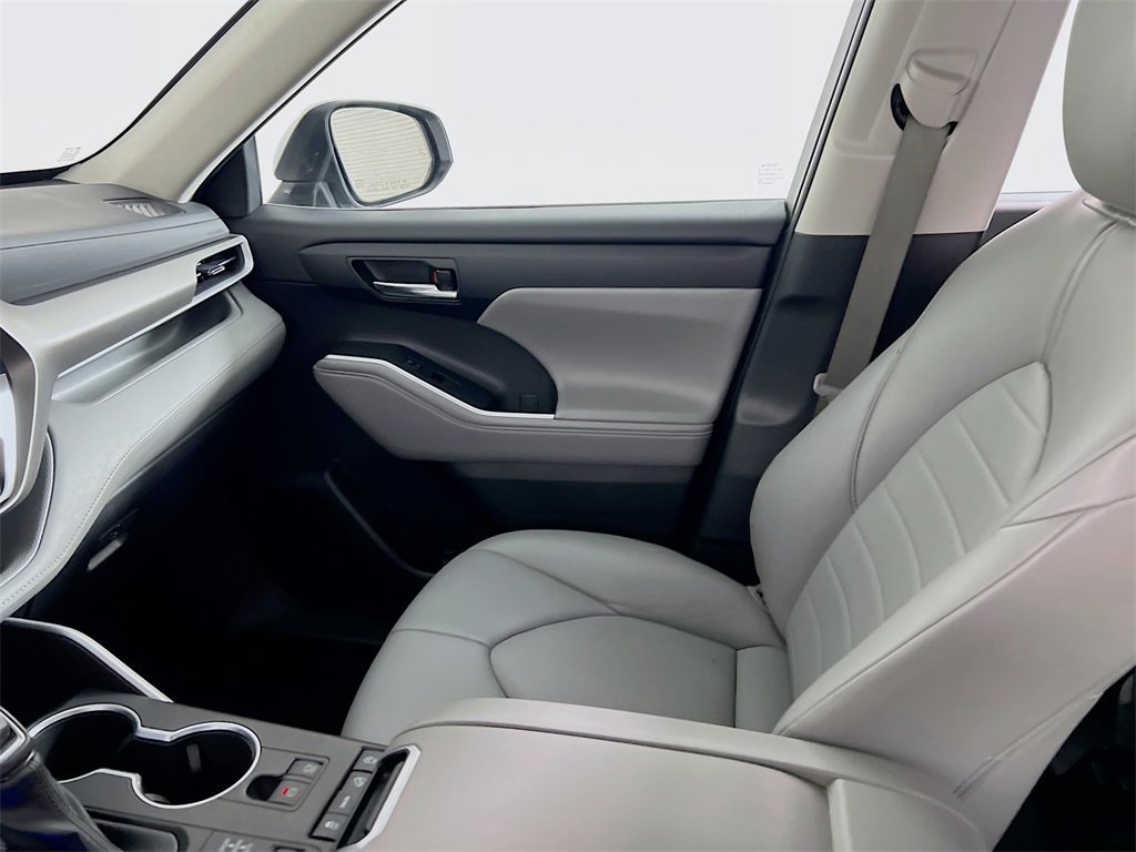 Used 2021 Toyota Highlander XLE image 22
